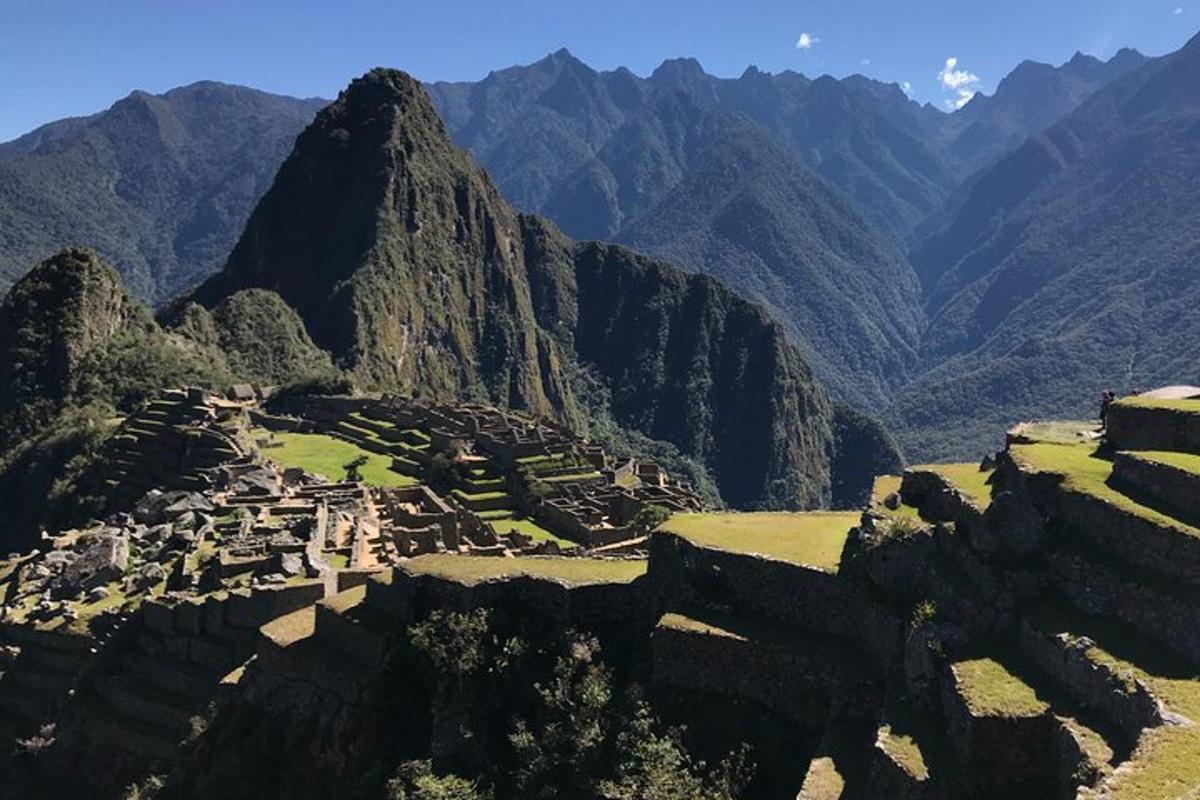 uma vista aérea de uma vila nas montanhas
