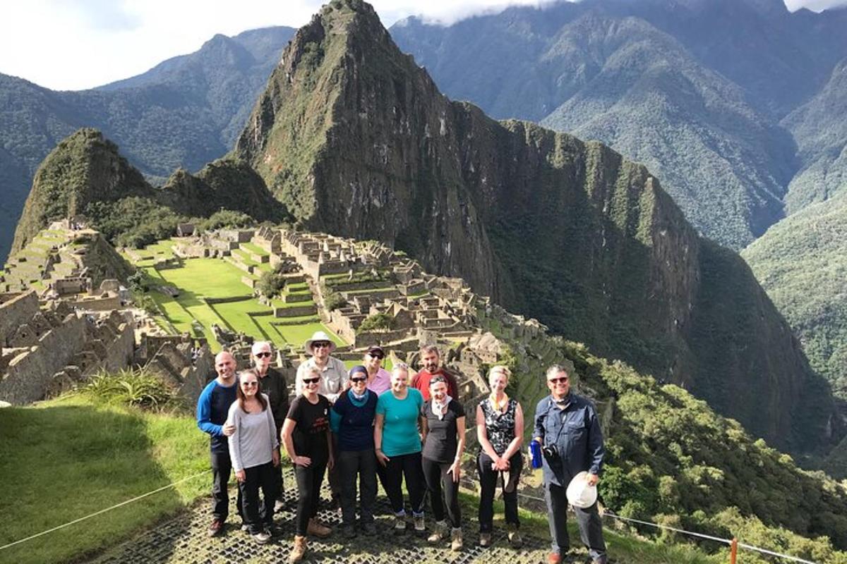 um grupo de pessoas em pé no topo de uma montanha