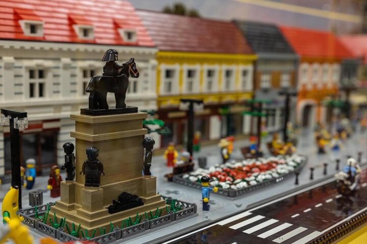 un modello di una città con una statua di un uomo a cavallo