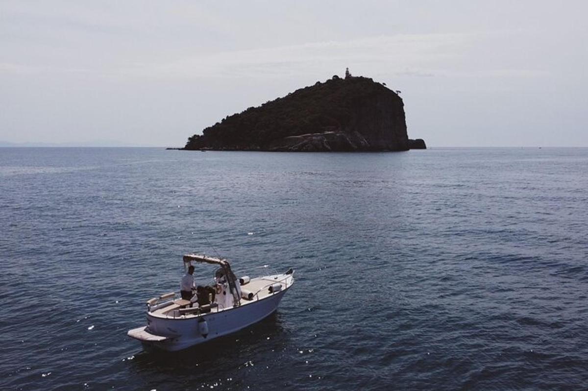 una barca in acqua con un'isola in lontananza