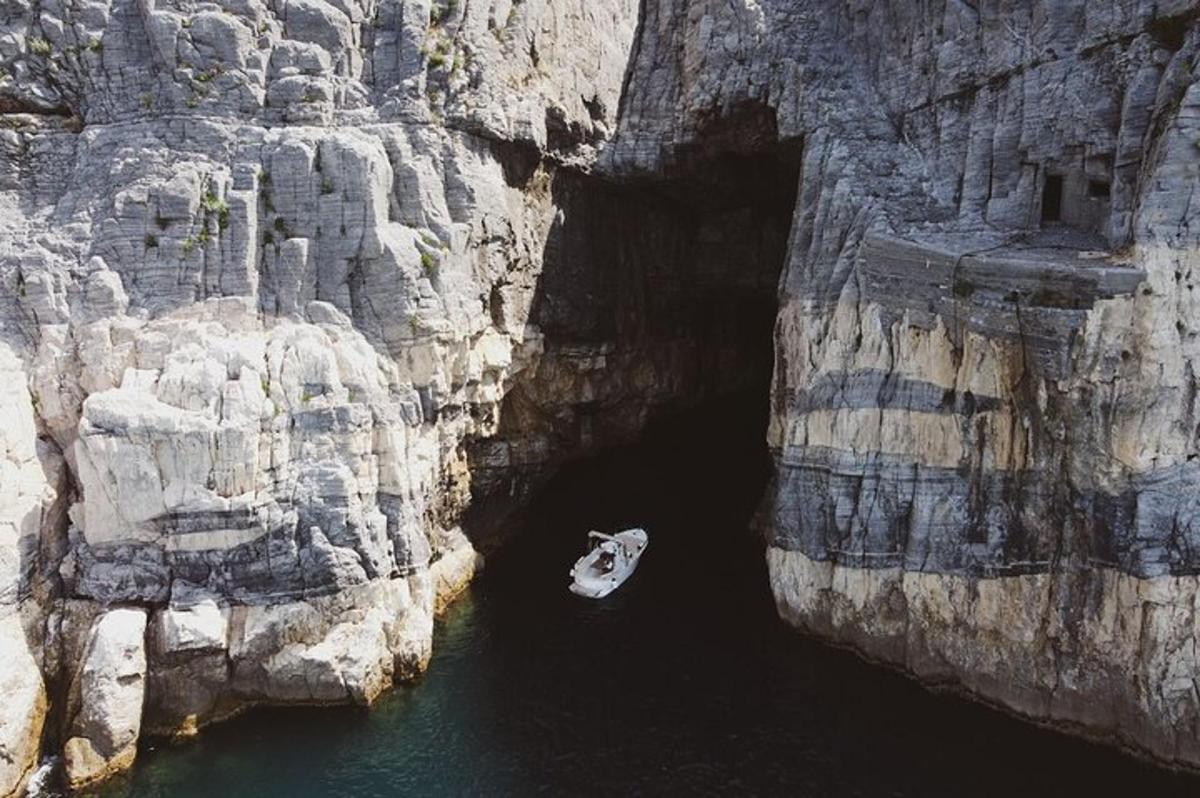 una barca in una grotta in un canyon roccioso