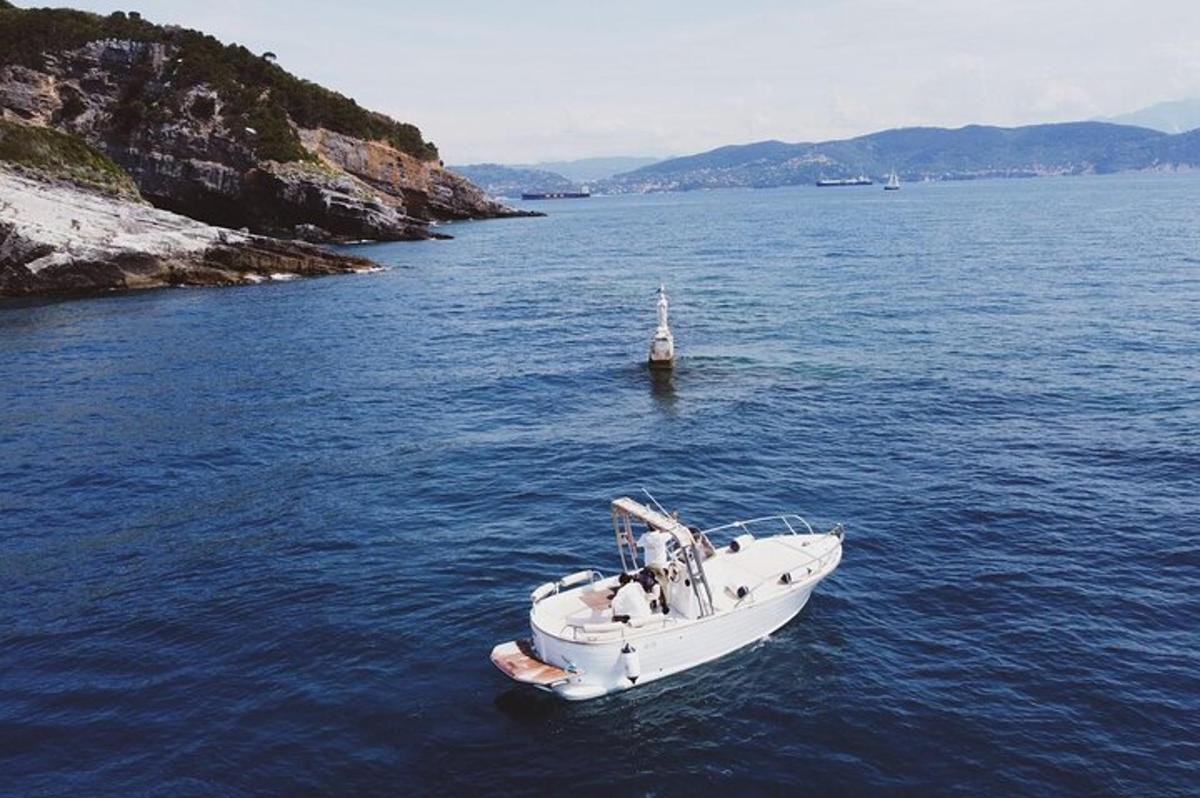 una barca bianca che galleggia in un grande specchio d'acqua