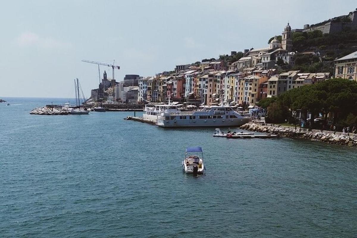 una piccola barca in un grande specchio d'acqua con edifici