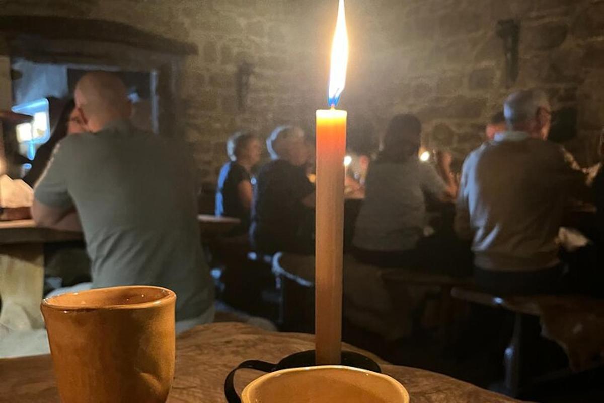 ένα κερί που κάθεται πάνω σε ένα τραπέζι με κόσμο