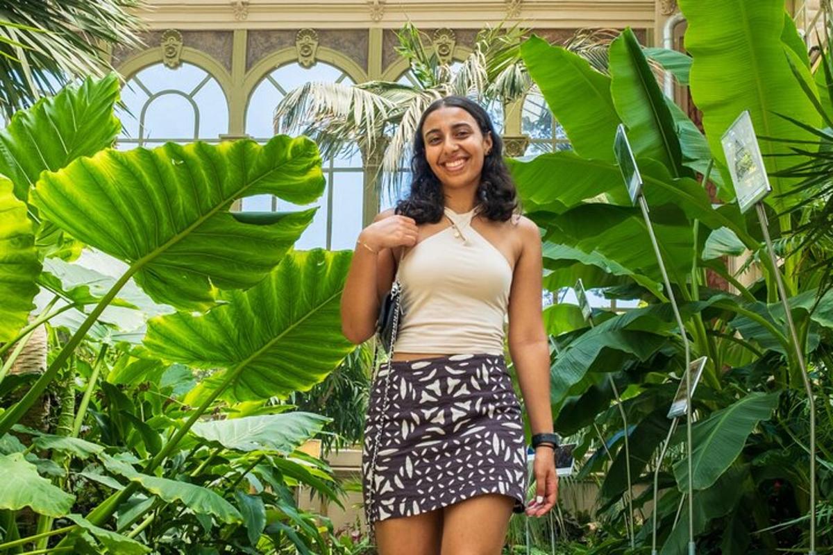 植物の前に立っている女性