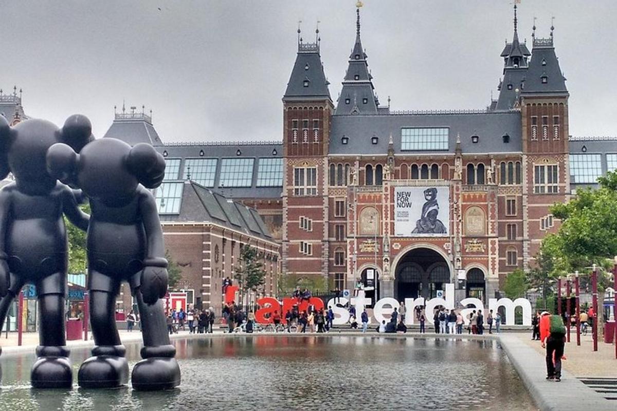 un grande edificio con una fontana di fronte a un edificio