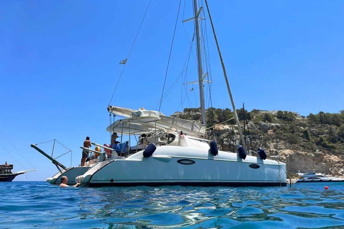 una barca in acqua con persone a bordo