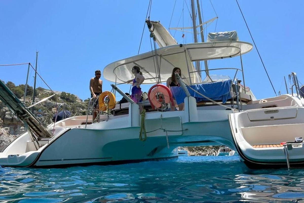 um grupo de pessoas em um barco na água