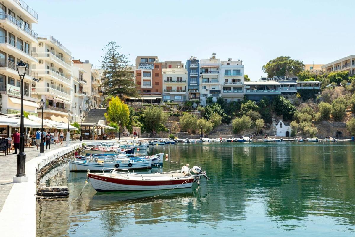 Un grupo de barcos atracados en un río con edificios.