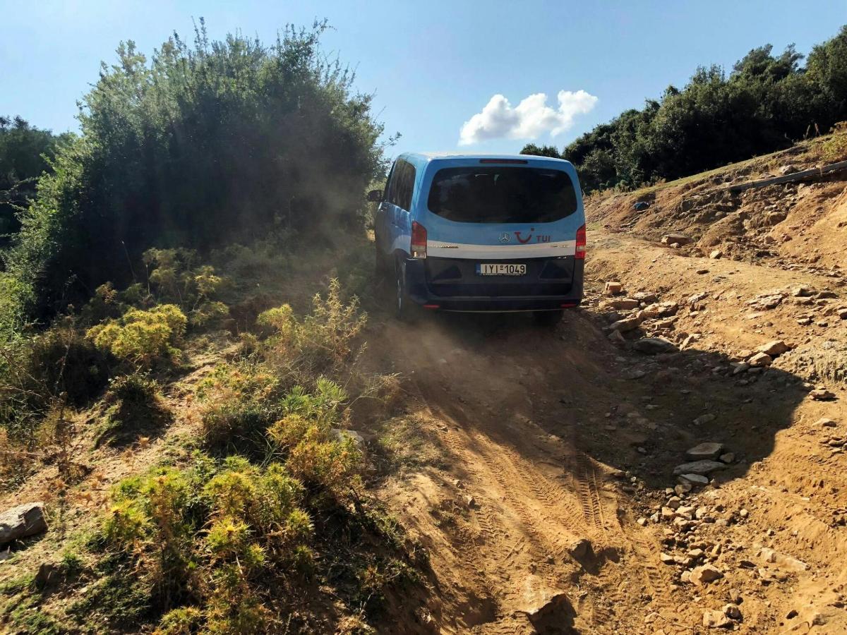 una furgoneta blanca conduint per un camí de terra