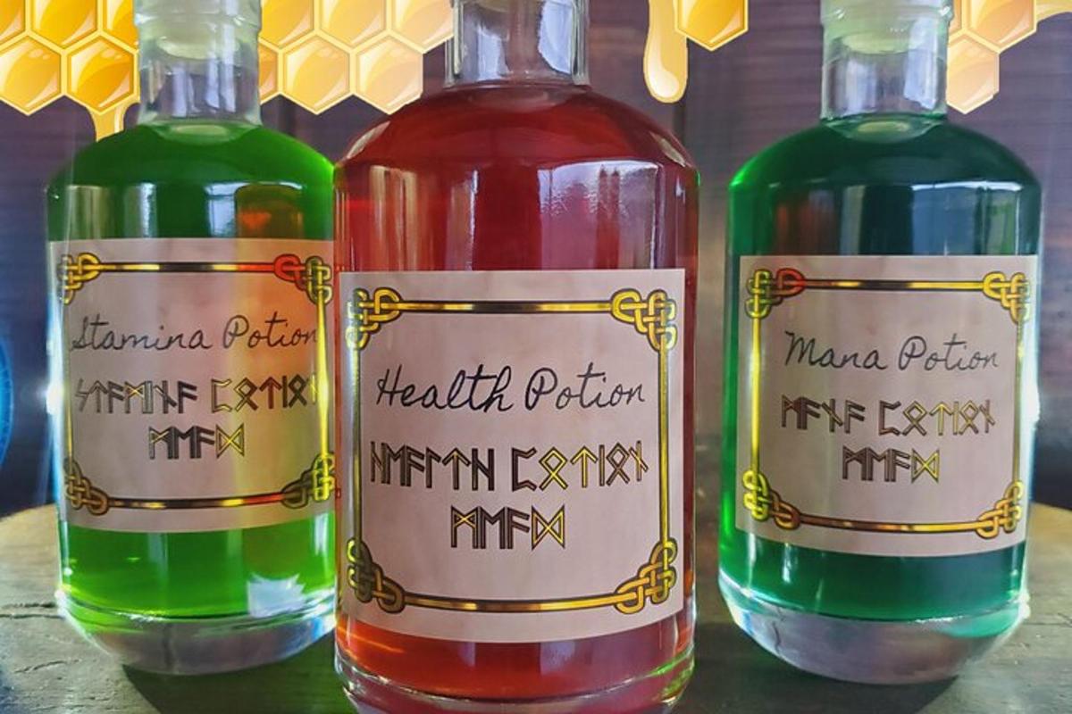 δύο μπουκάλια κρασί πάνω σε ένα τραπέζι