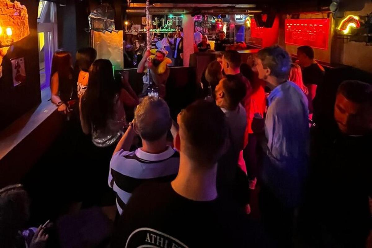 eine Gruppe von Menschen sitzt in einer Bar