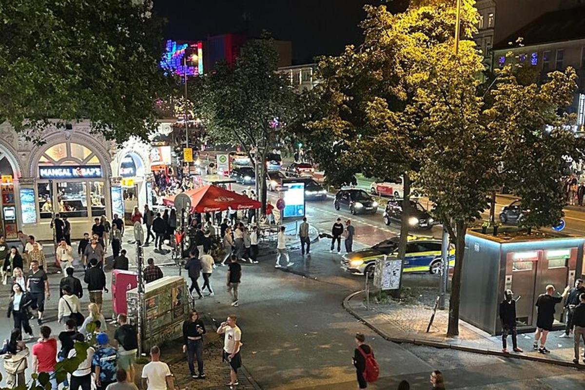 Ένα πλήθος ανθρώπων που περπατούν σε έναν πολυσύχναστο δρόμο της πόλης τη νύχτα