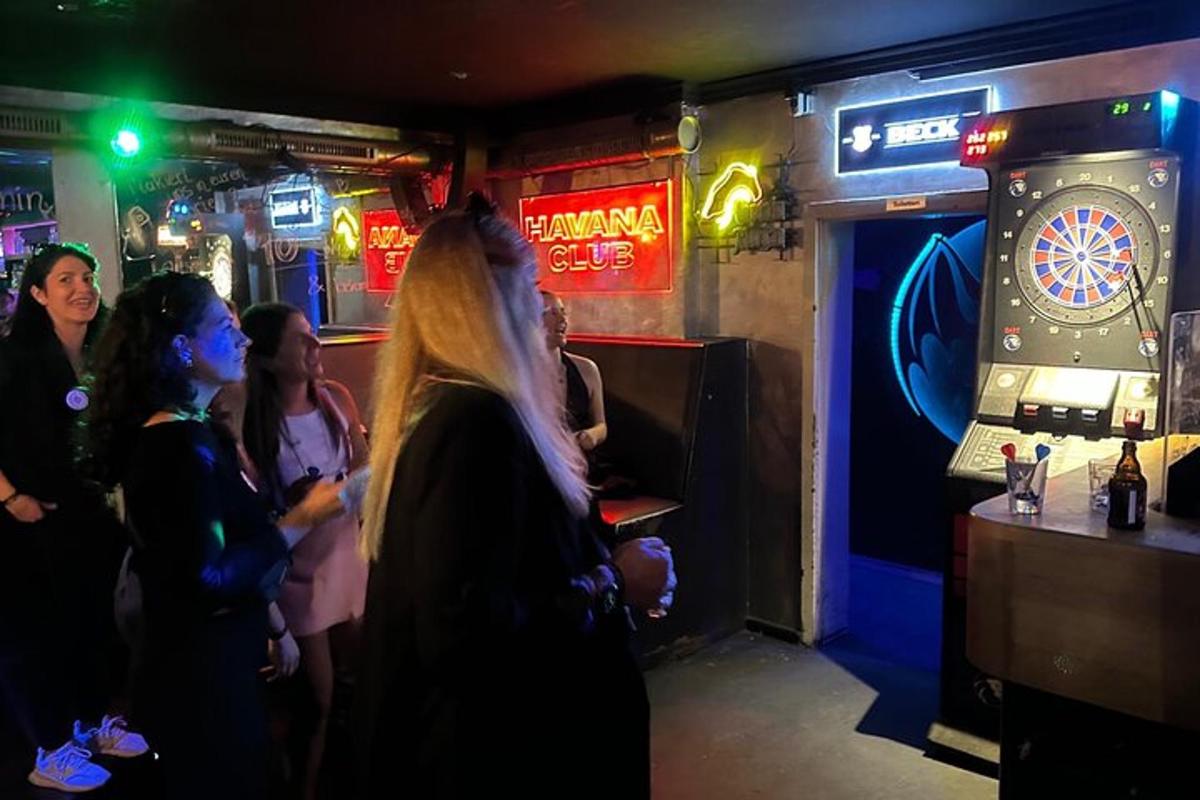 μια ομάδα ανθρώπων που στέκονται σε ένα μπαρ
