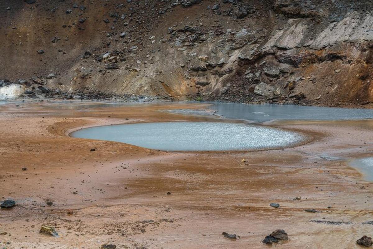 majhen bazen z vodo na peščeni plaži