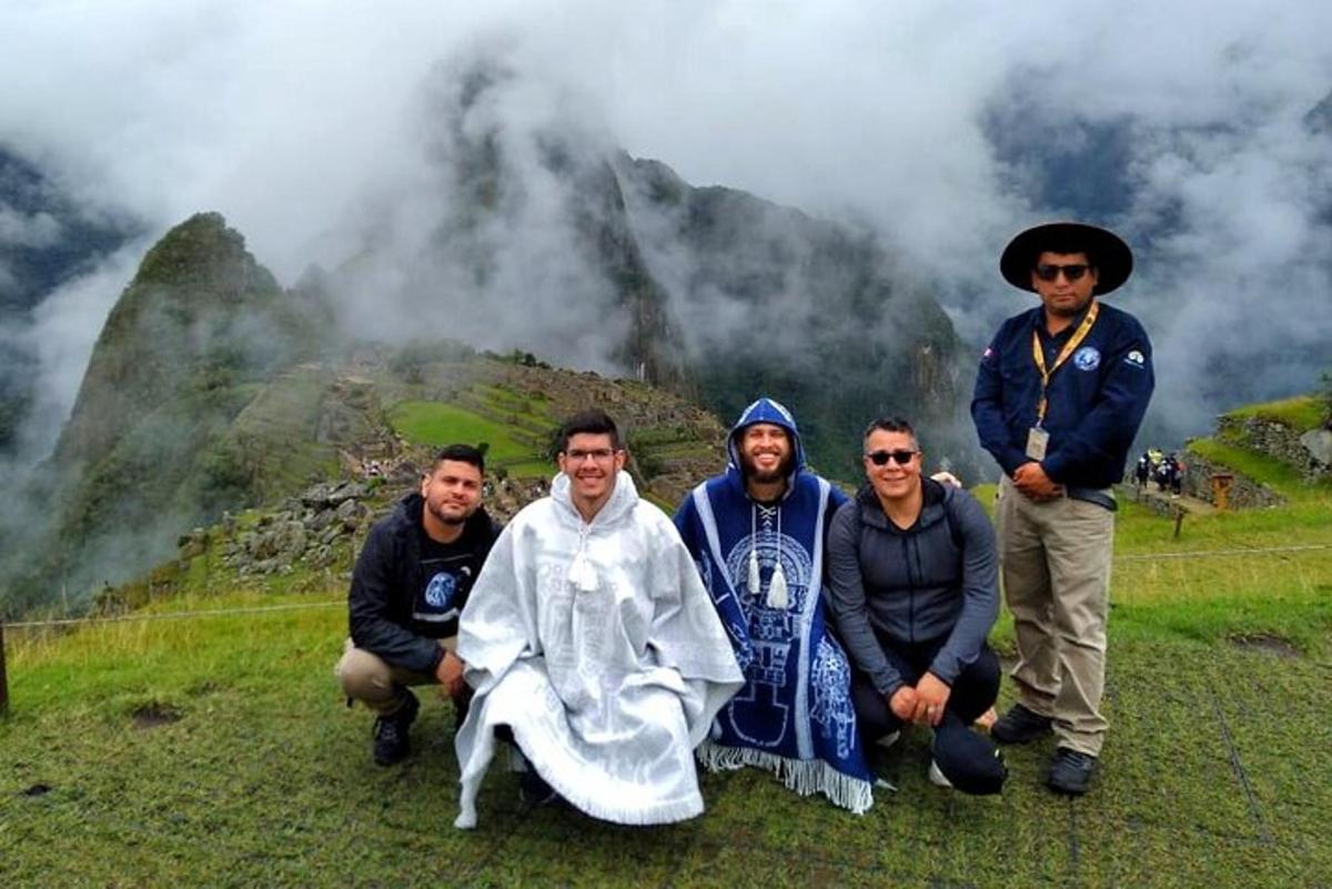 Un grupo de personas posando para una foto en una montaña.