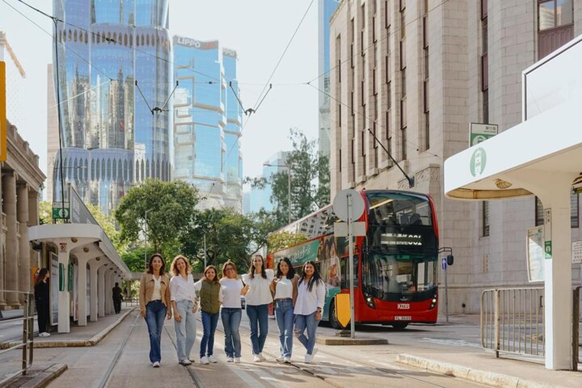 skupina lidí jdoucích po ulici s autobusem