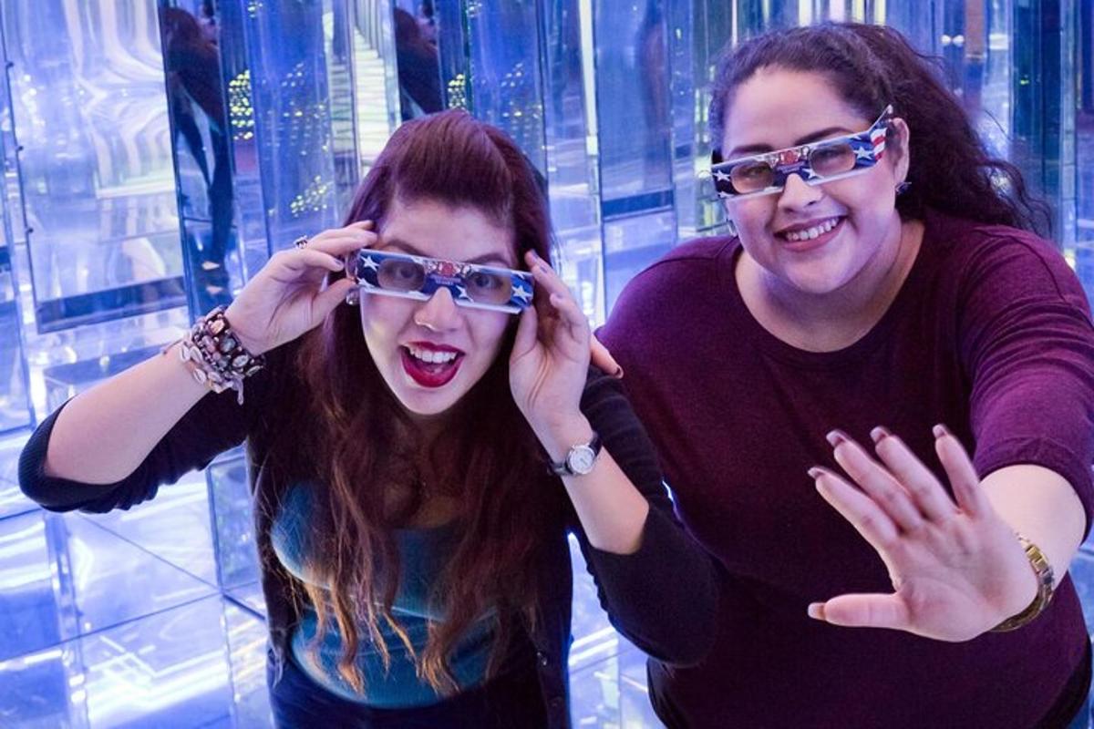 due donne con gli occhiali posano per una foto