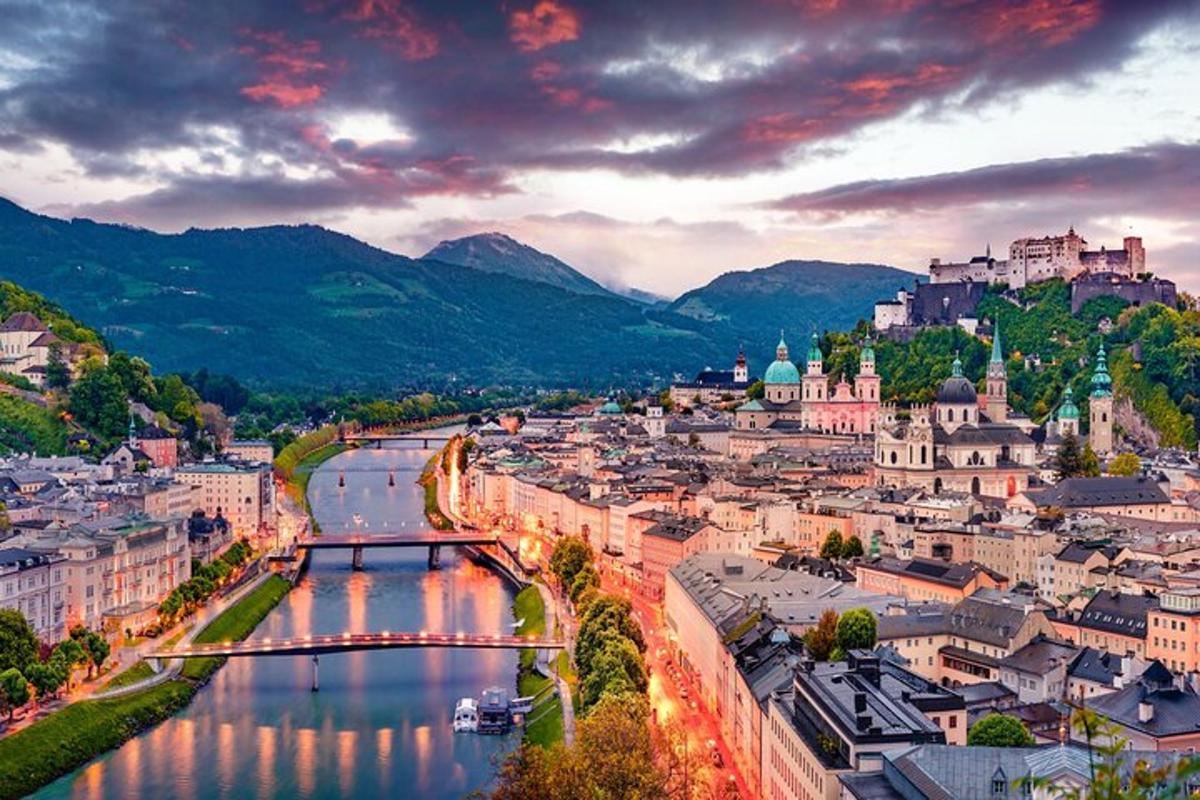 pohled na město s řekou a budovami