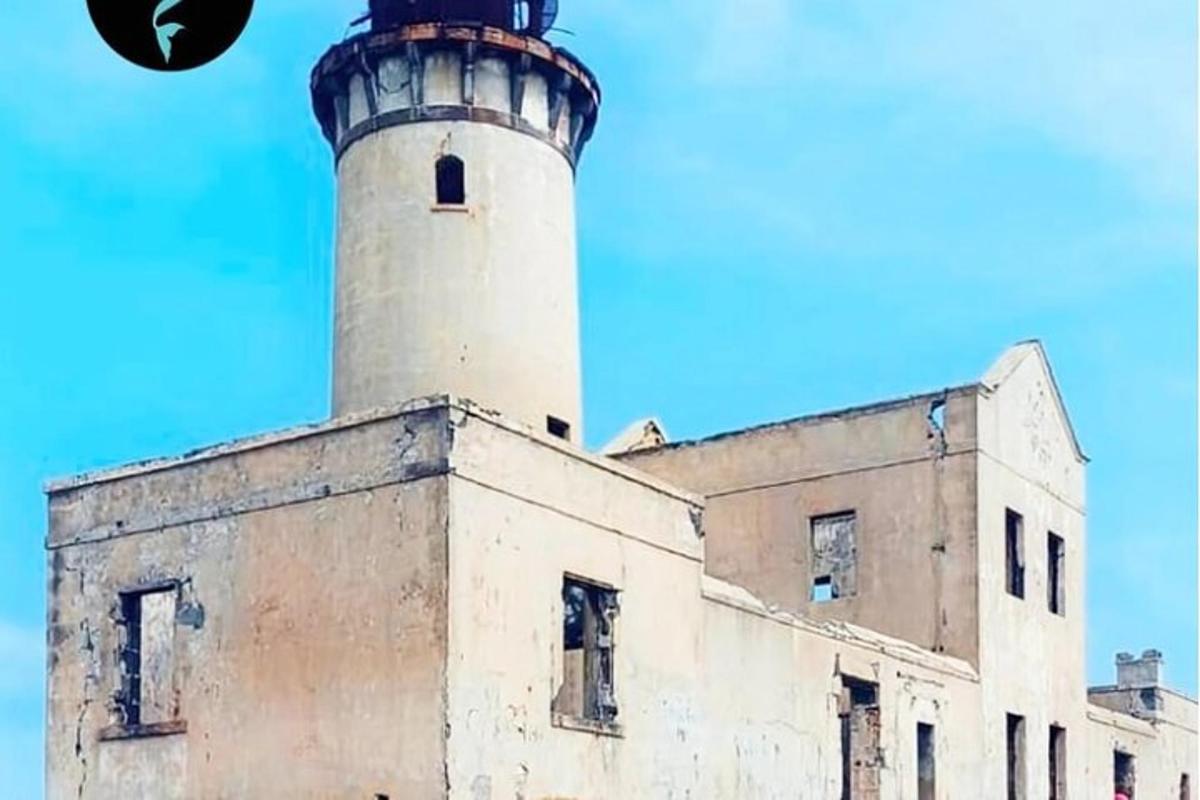 svetilnik stoji na vrhu stavbe