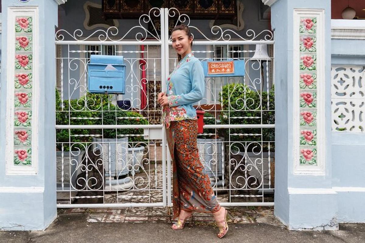 seorang wanita berdiri di hadapan pintu pagar