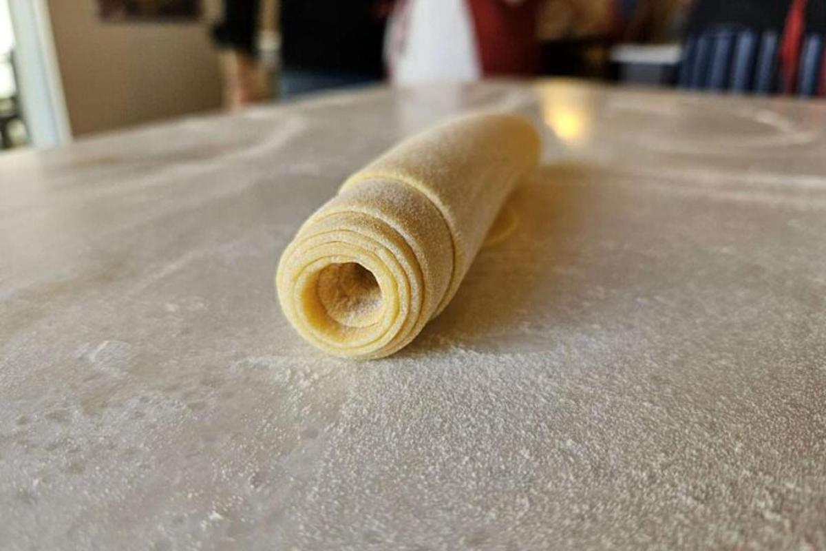 لفافة من الشريط اللاصق موضوعة فوق الطاولة