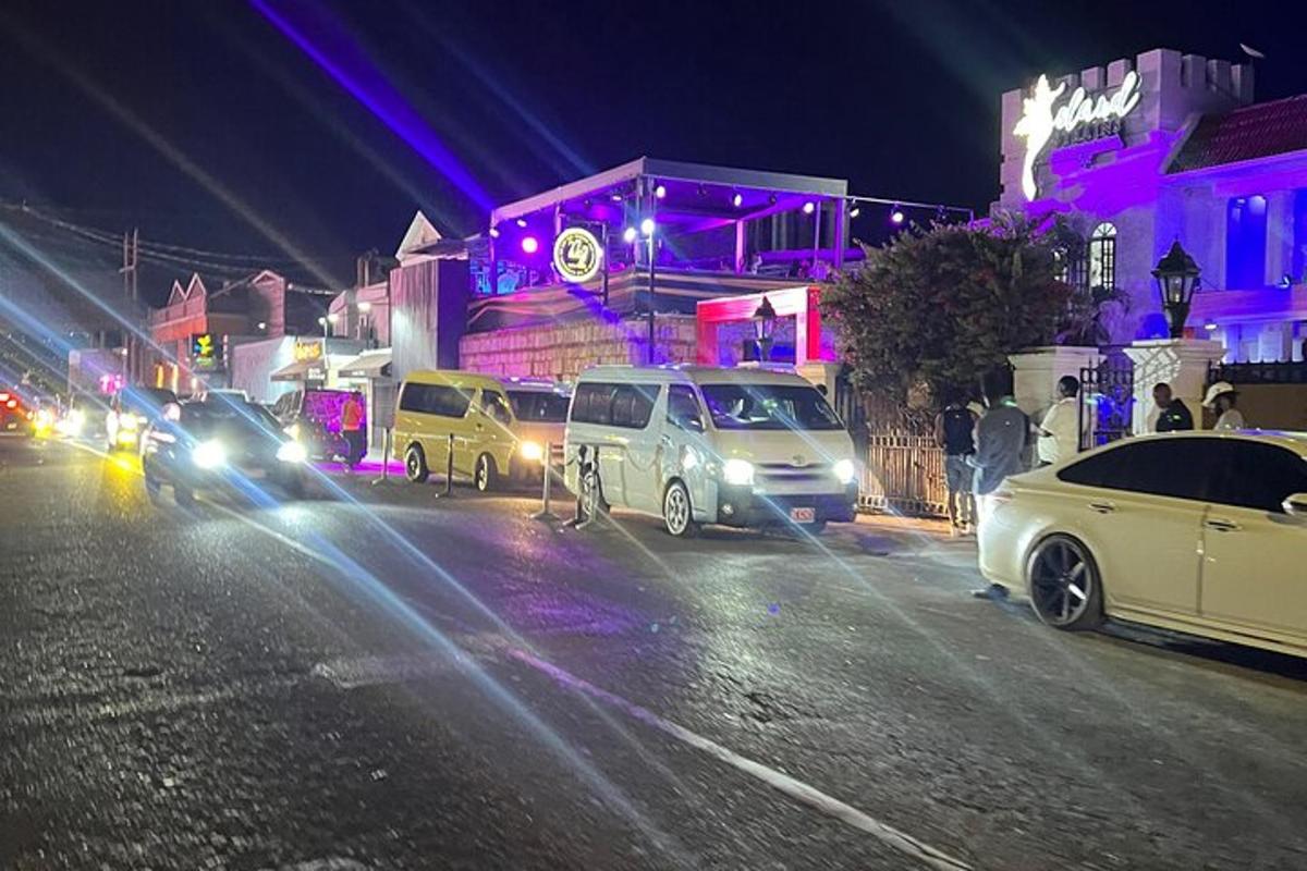 hópur bíla lagt á götu í borginni að nóttu til