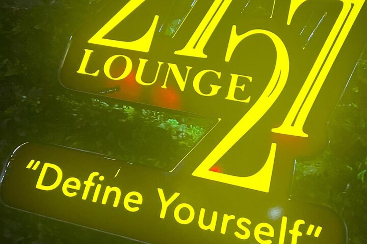 neonskilti sem segir „La Louise Define Yourself“