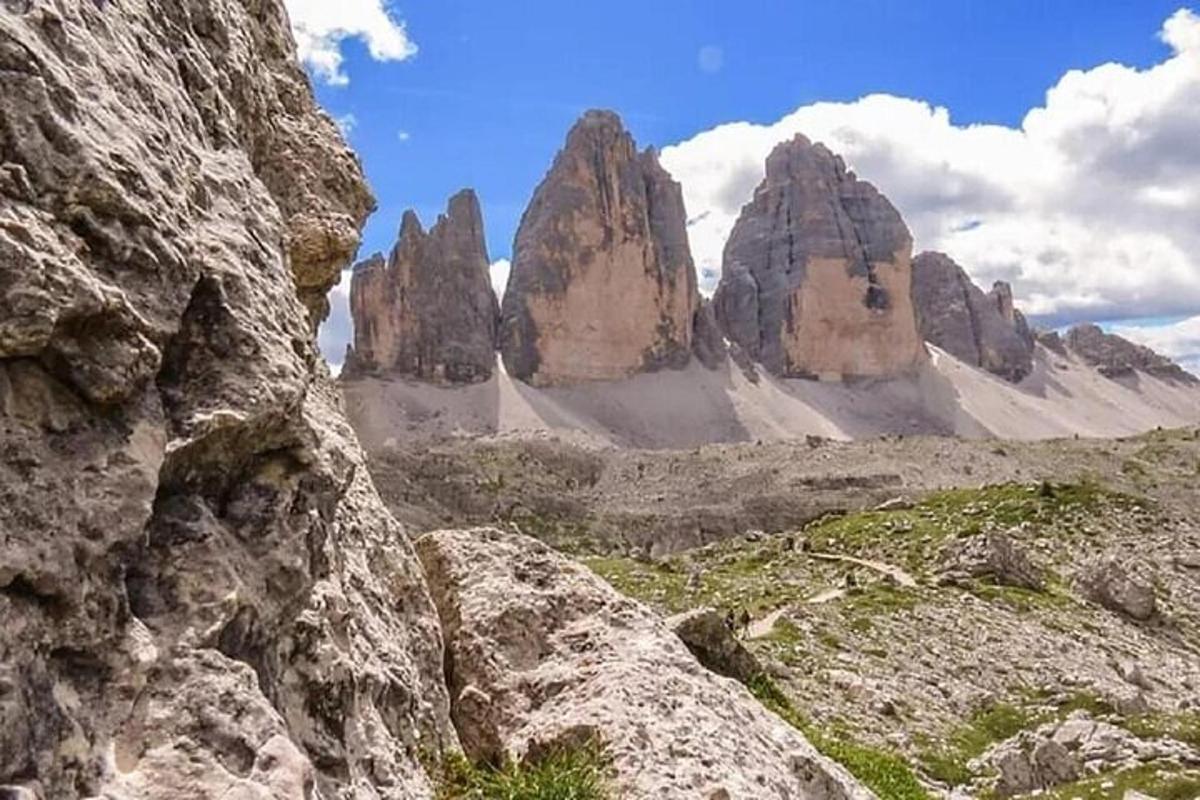 una vista di una catena montuosa con alte rocce
