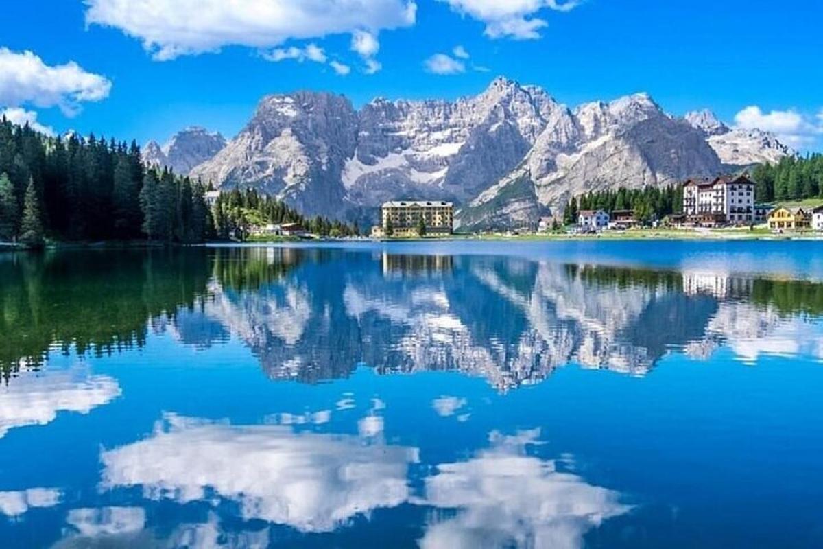 una vista di un lago con le montagne sullo sfondo
