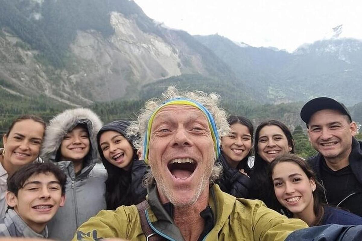 un uomo con la bocca aperta davanti a un gruppo di persone