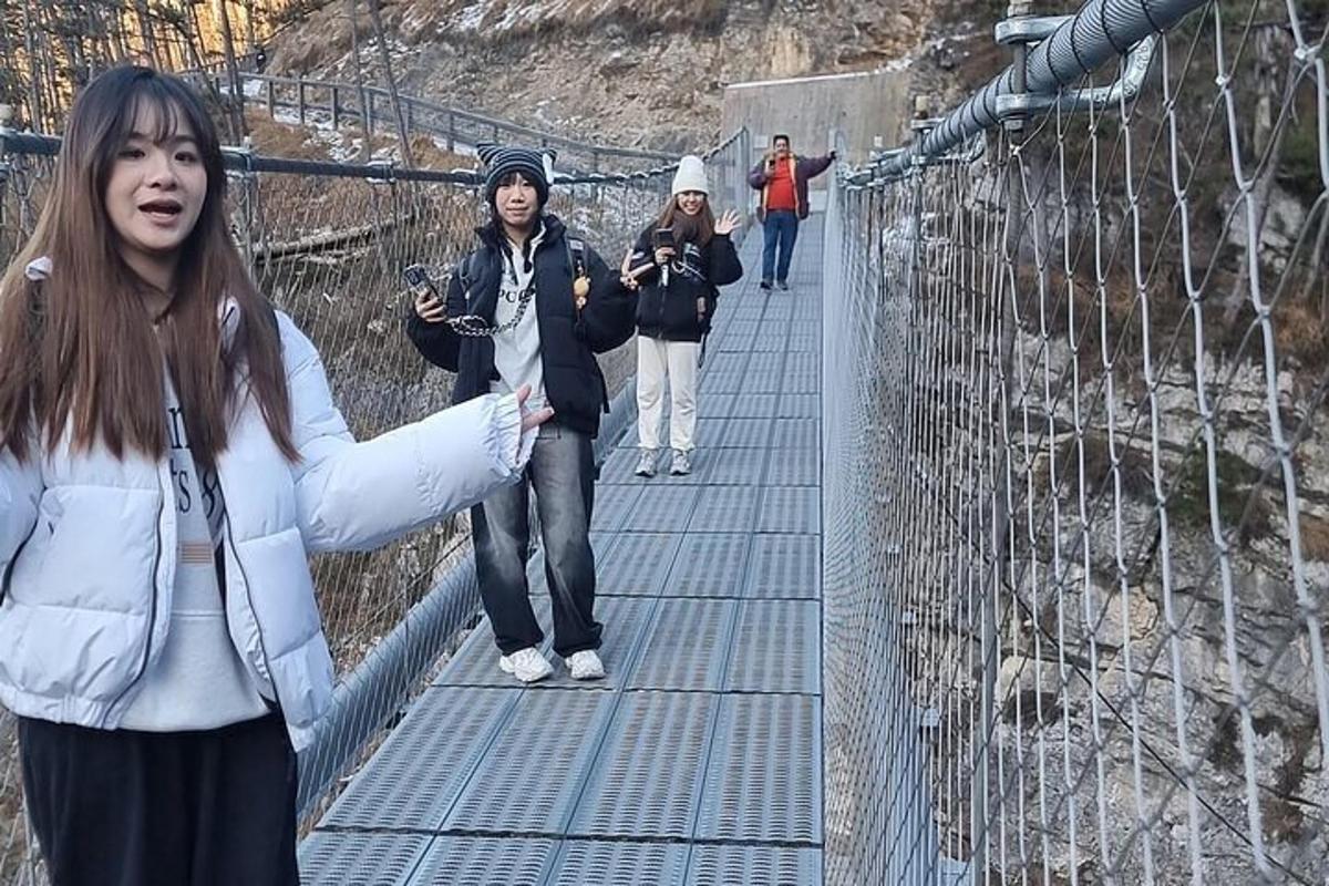 un gruppo di persone che camminano su un ponte sospeso