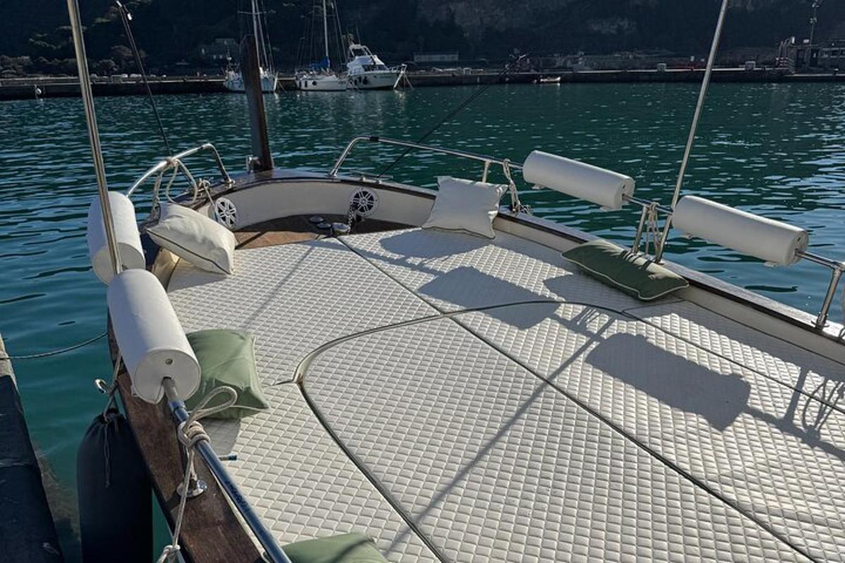 ein Boot in einem Gewässer