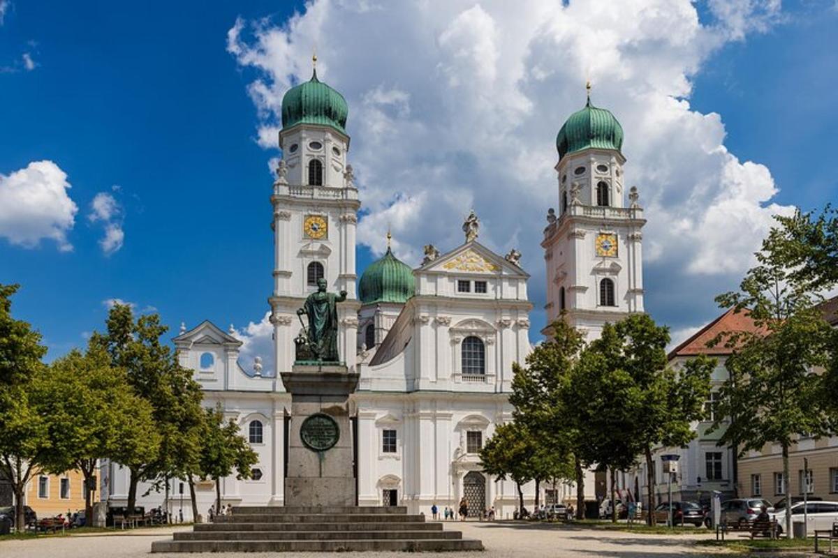 o clădire mare și albă, cu două turnuri și acoperișuri verzi