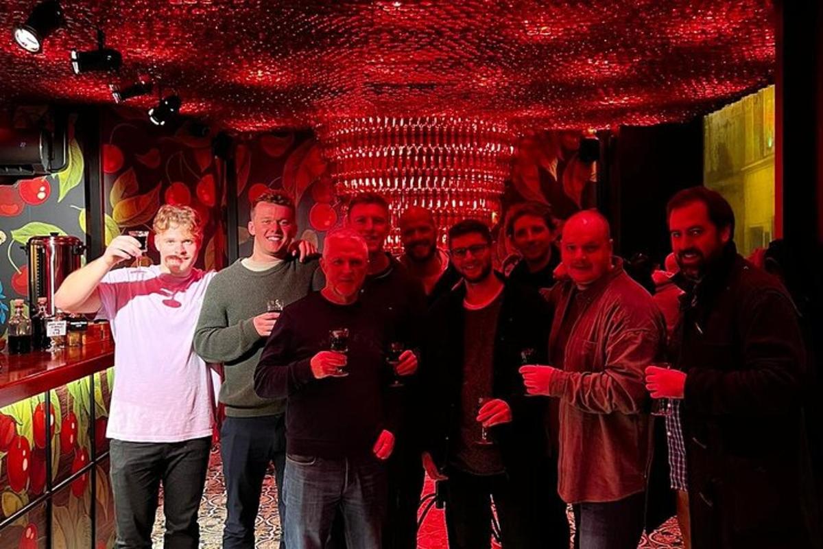 un gruppo di uomini che posano per una foto in un bar