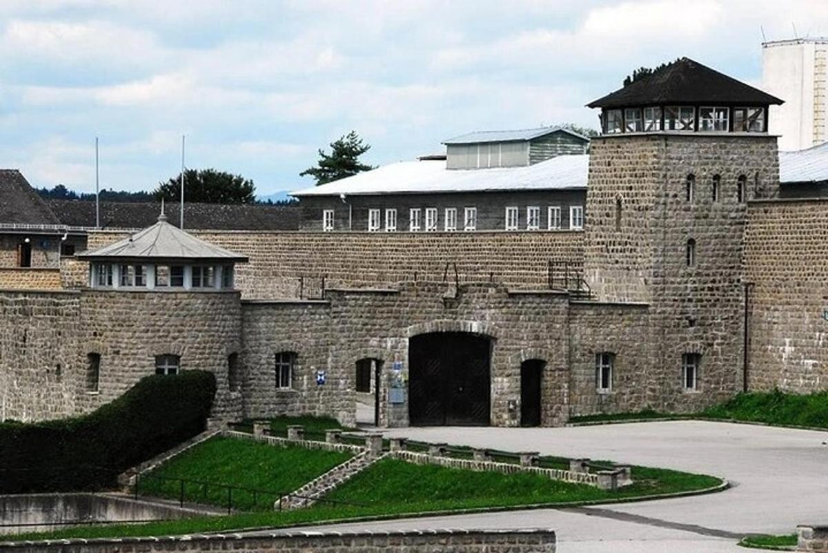 un gran edifici de maó amb una gran porta