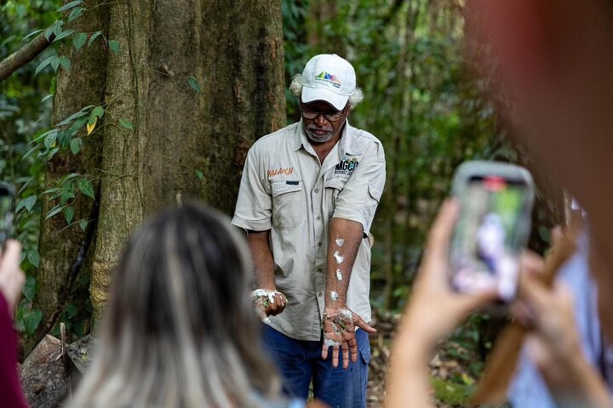 seseorang mengambil gambar seorang lelaki berdiri di sebelah pokok