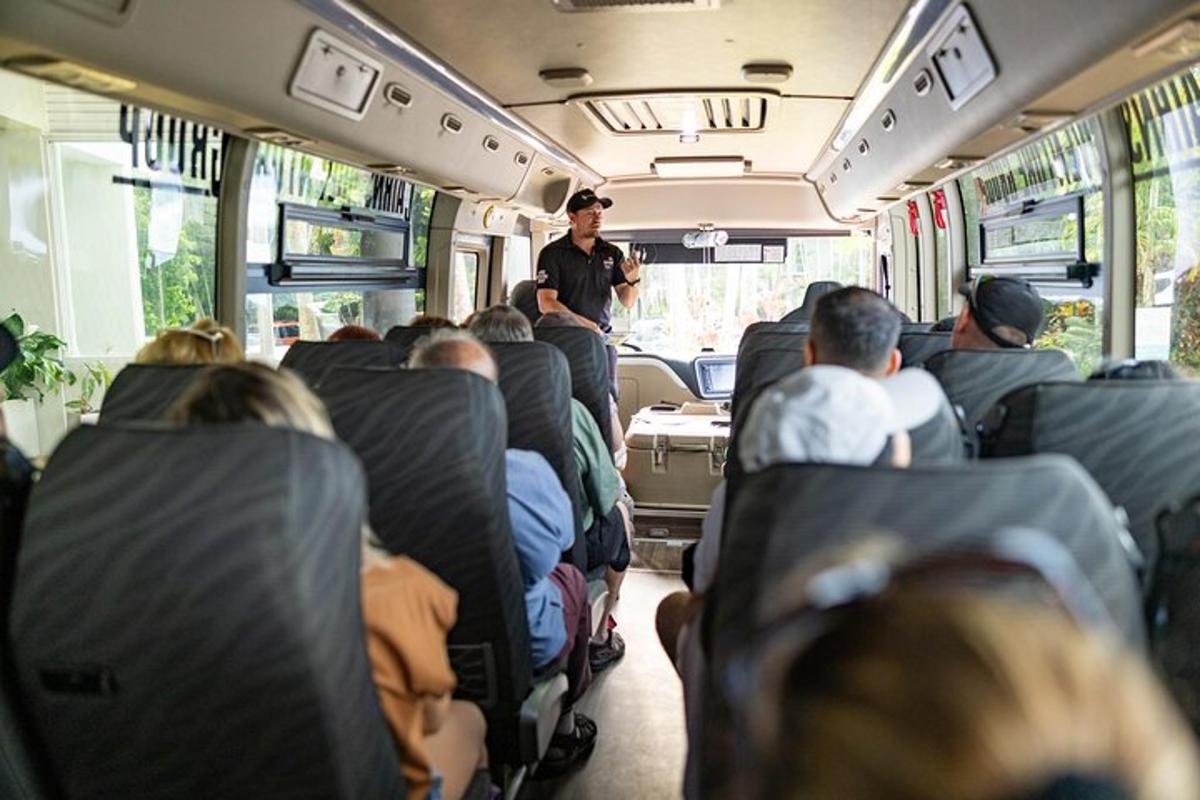 un grup de oameni care stau într-un autobuz