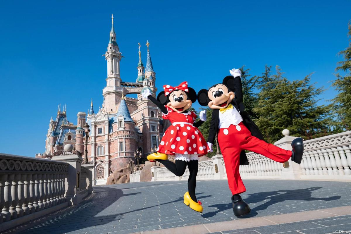 Dva maskoti před Disneyho hradem