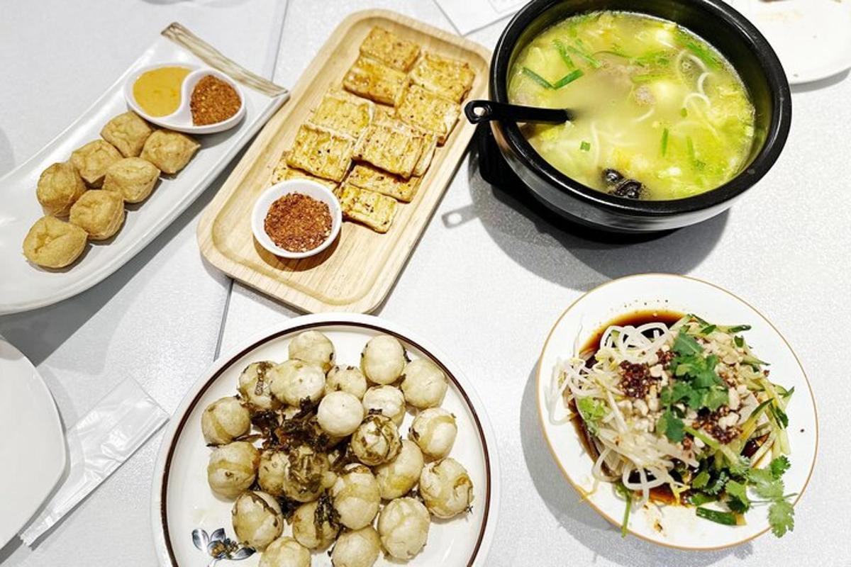 un tavolo con piatti di cibo e una ciotola di zuppa