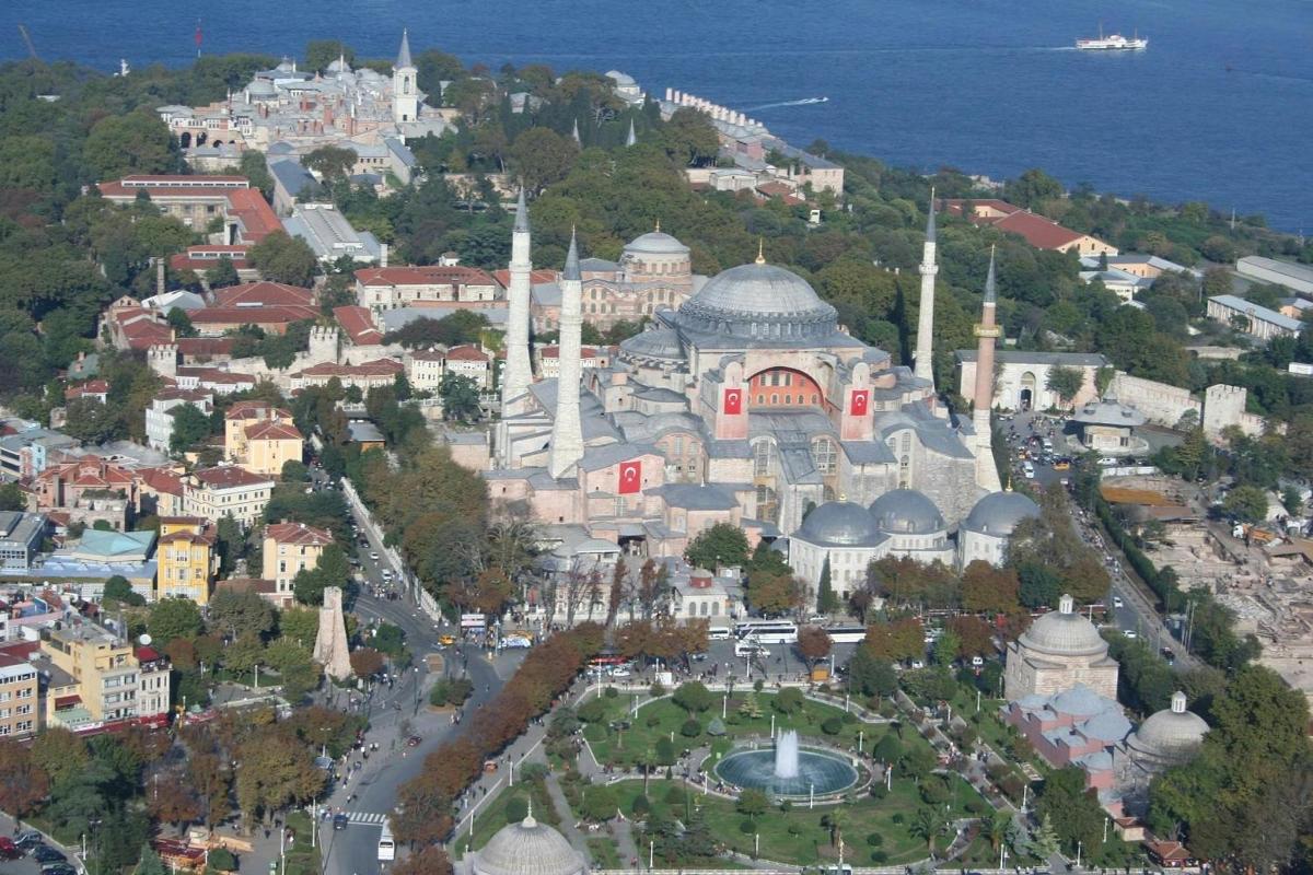 eine Luftaufnahme einer Stadt mit einer Moschee