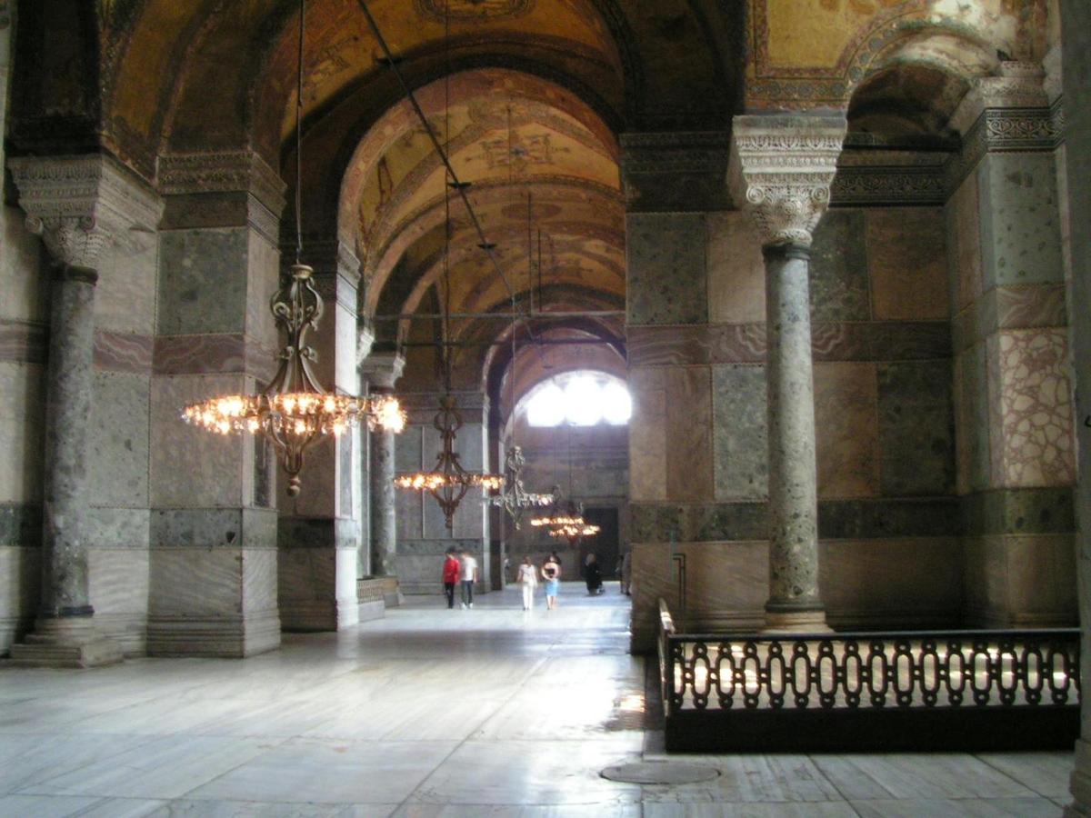 eine große Halle mit einem Kronleuchter in einem Gebäude
