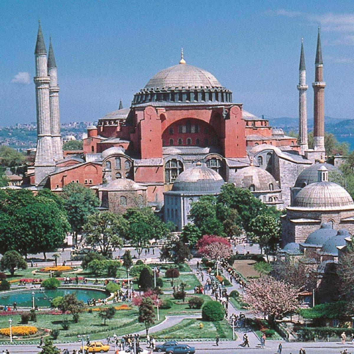 ein großes Gebäude mit Kuppeln und Moscheen in einer Stadt