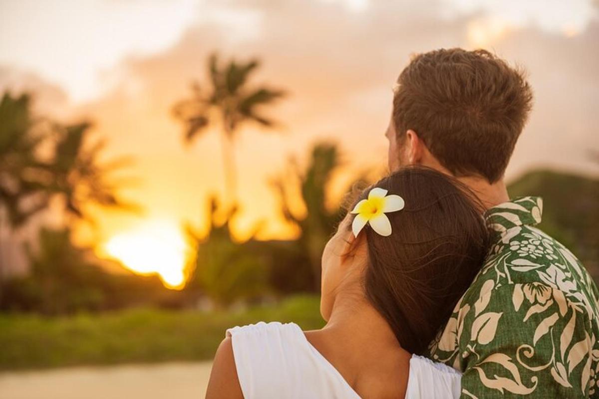 um homem e uma mulher com uma flor no cabelo