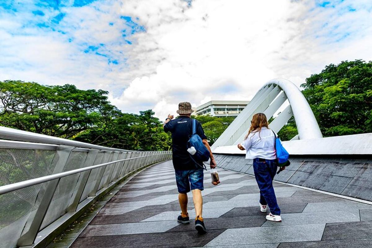 seorang pria dan seorang wanita berjalan di jembatan
