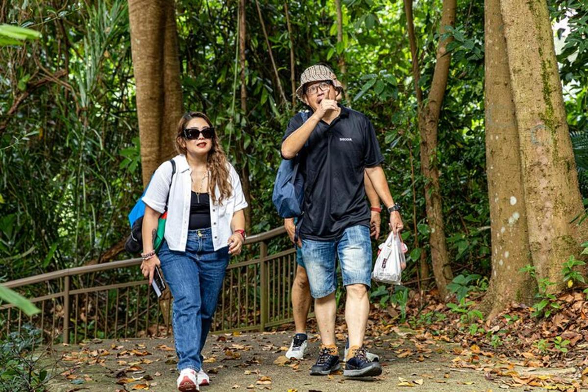 seorang lelaki dan wanita berjalan menyusuri denai di dalam hutan