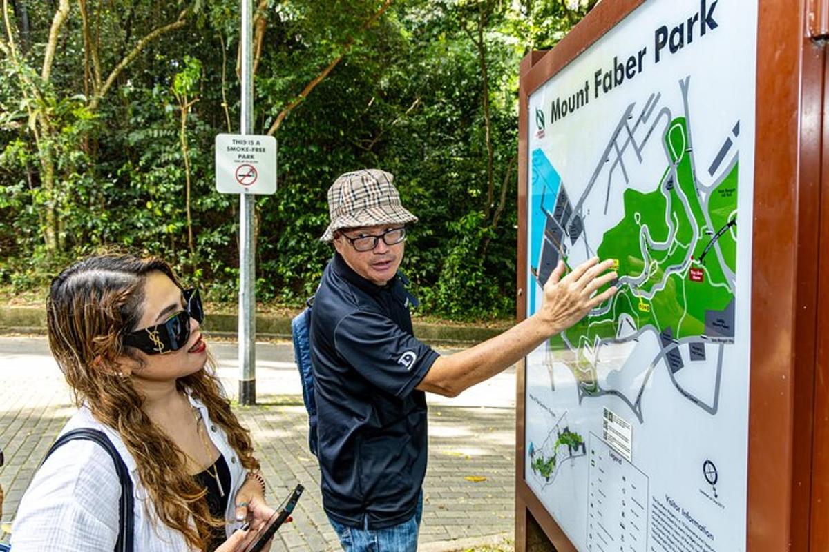 seorang pria menunjuk tanda di taman