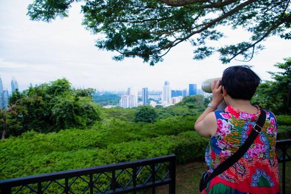 seorang wanita mengambil gambar sebuah kota dengan kamera