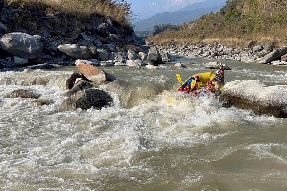 un gruppo di persone su una zattera in un fiume