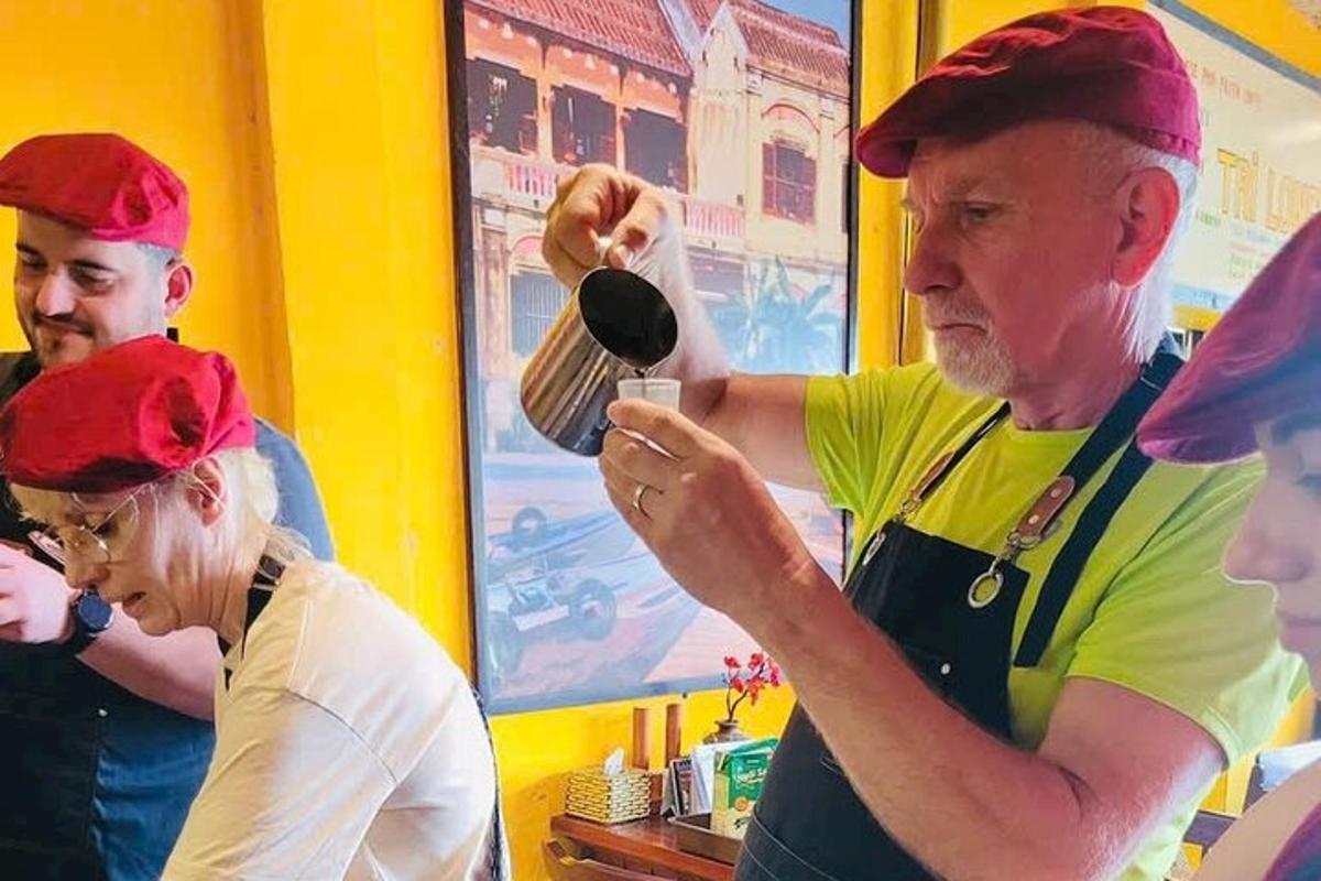 un uomo e una donna in cucina che preparano il cibo
